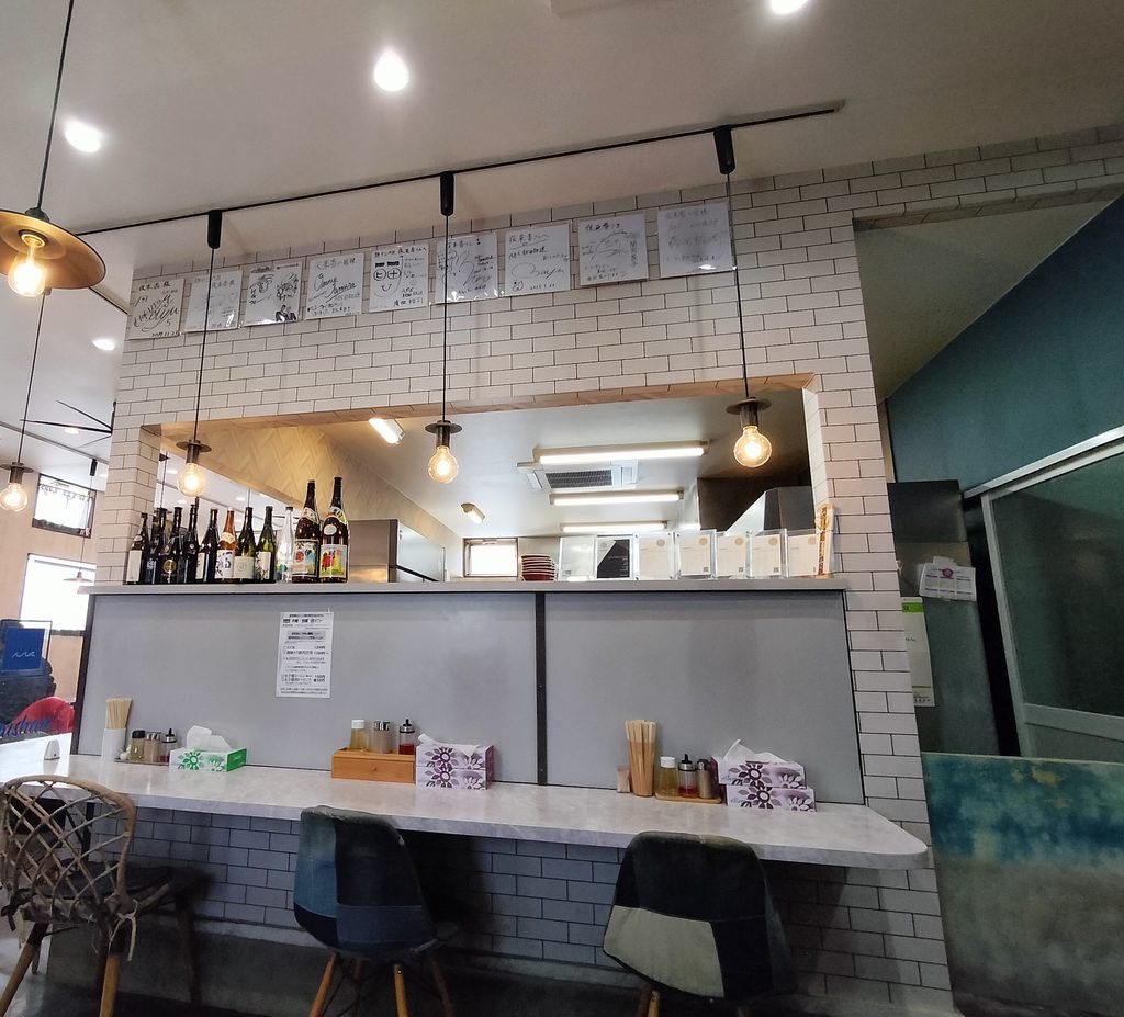 【麺や二代目 夜来香】店内入口カウンター
