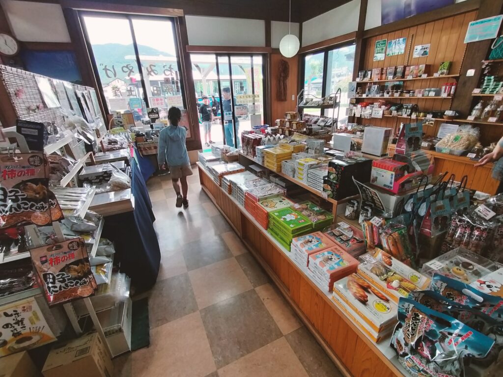 【秋田県仙北市】田沢湖駅前 みずうみ おみやげ売店
