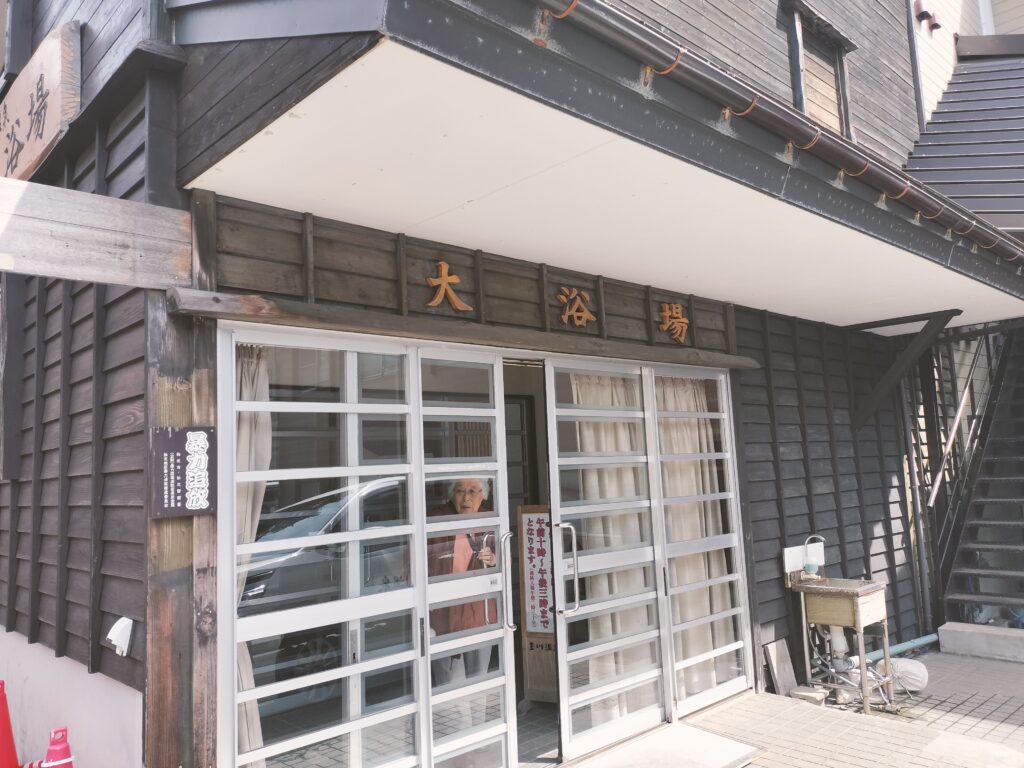 【秋田県仙北市】特別な湯治場・名湯 玉川温泉 大浴場 入口