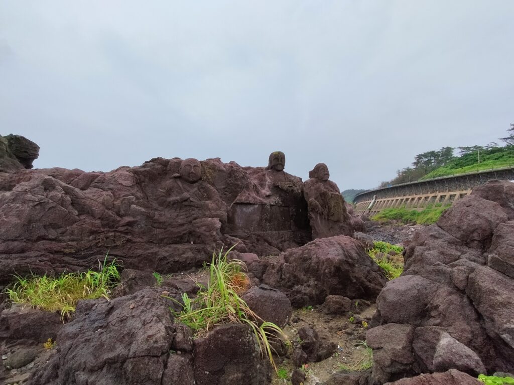 【山形県遊佐町】十六羅漢岩