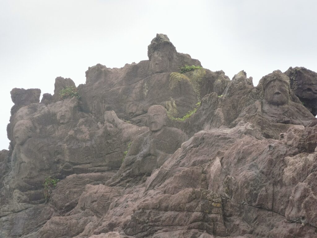 【山形県遊佐町】十六羅漢岩