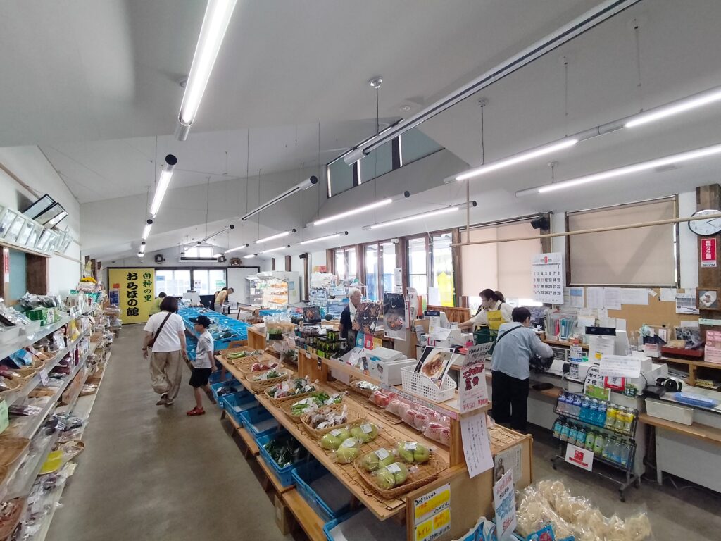 【秋田県八峰町】道の駅はっぽう ポンポコ101おらほの館店内