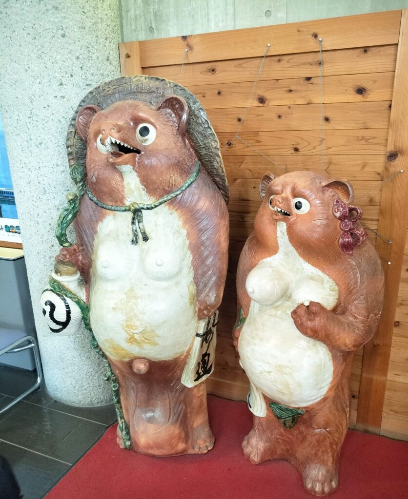 【秋田県八峰町】道の駅はっぽう ポンポコ101たぬき