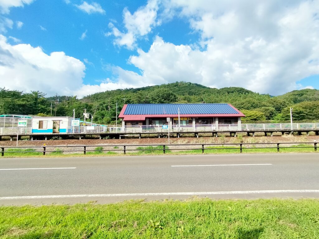 【秋田県八峰町】ハタハタ館から望むあきた白神駅