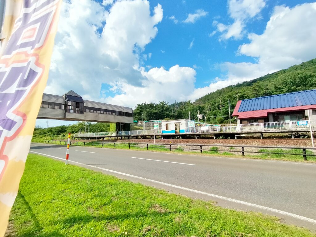 【秋田県八峰町】ハタハタ館に続くあきた白神駅の跨線橋