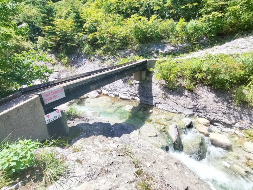 【秋田県湯沢市】川原毛大湯滝