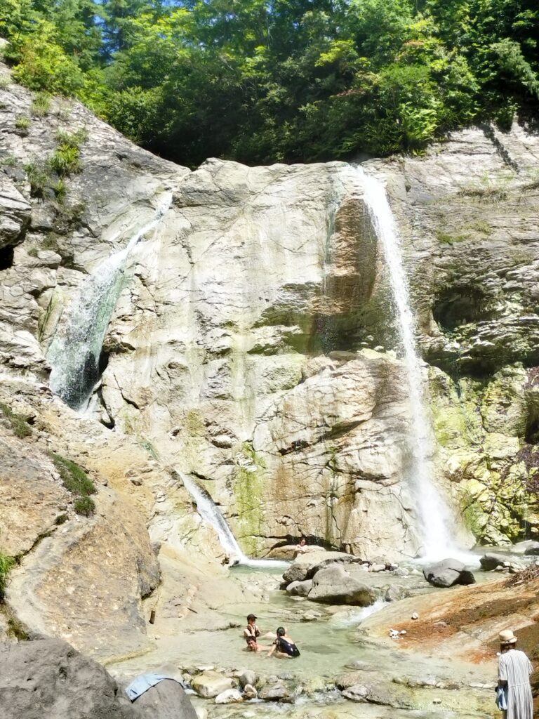 【秋田県湯沢市】川原毛大湯滝