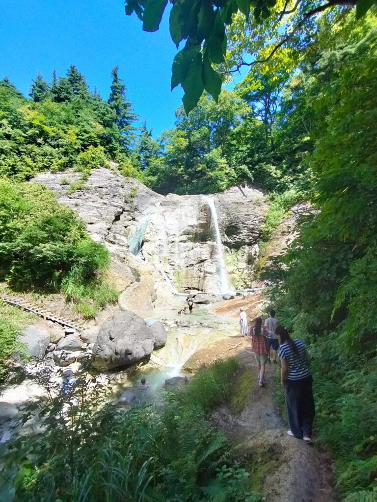 【秋田県湯沢市】川原毛大湯滝