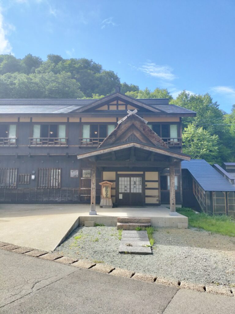 【秋田県湯沢市】泥湯温泉温奥山旅館入口