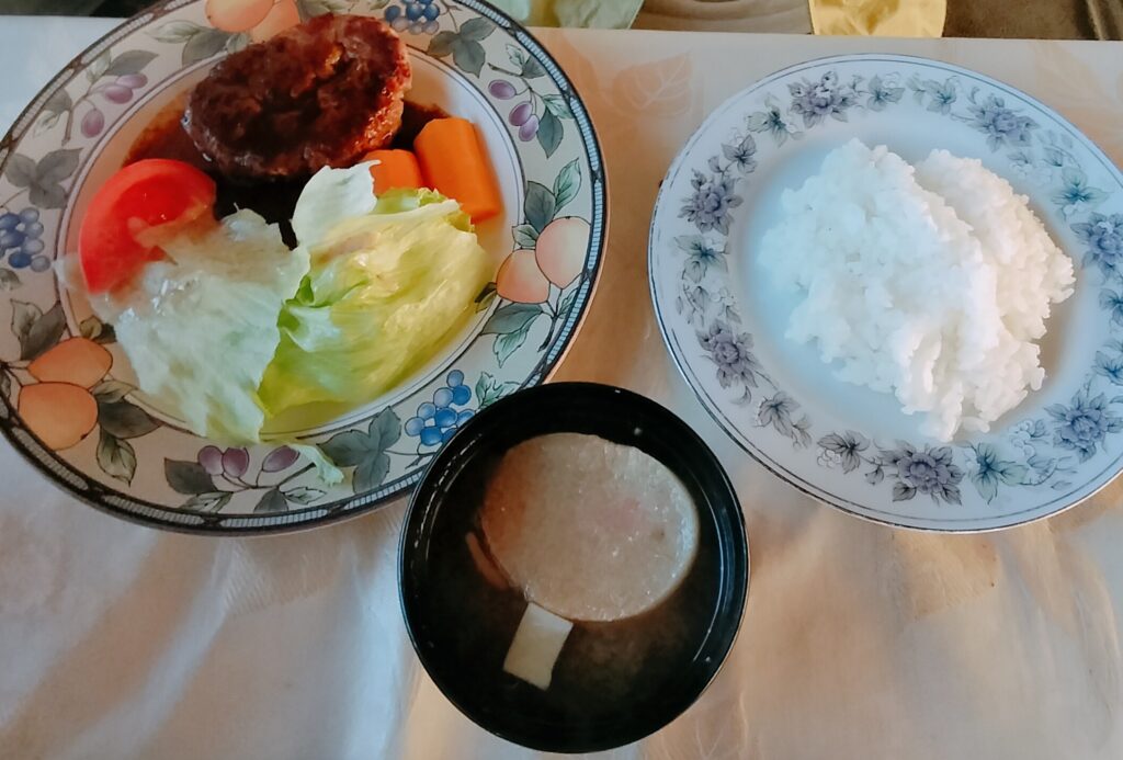 【秋田県湯沢市】レストラン スカイホークハンバーグ定食