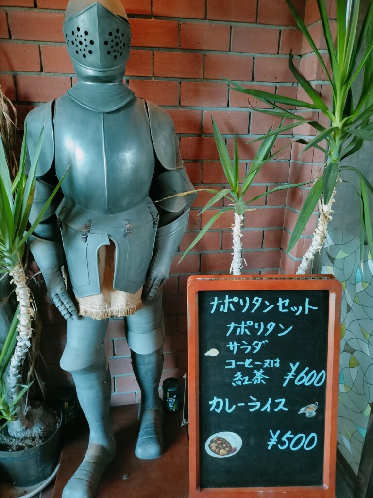 【秋田県湯沢市】レストラン スカイホーク入口の甲冑