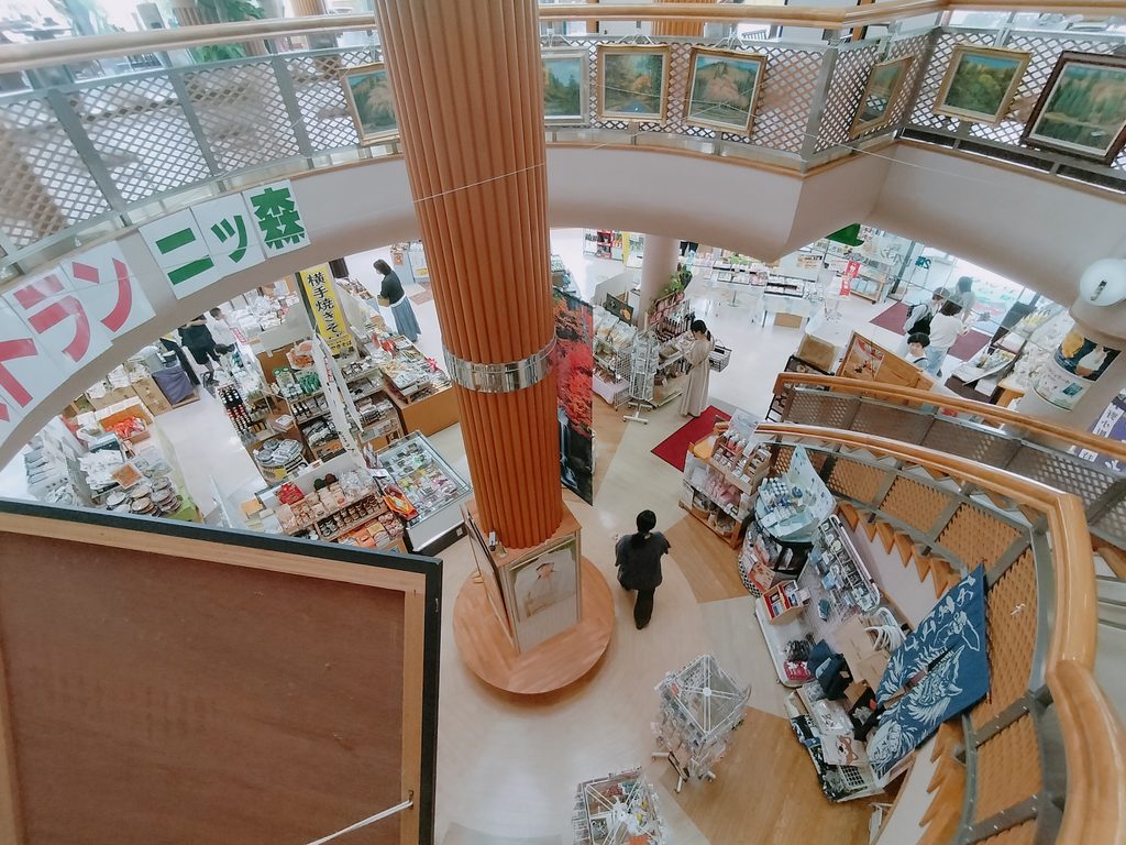 道の駅 おがち 小町の郷 館内