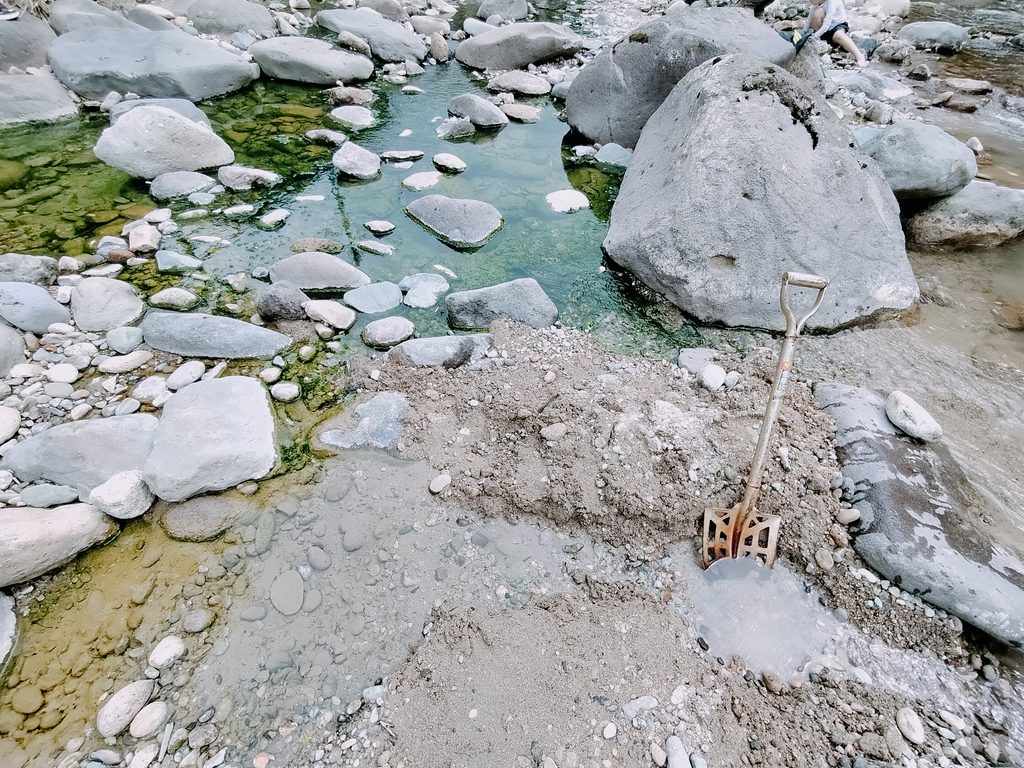 川原の湯っこ 穴掘り