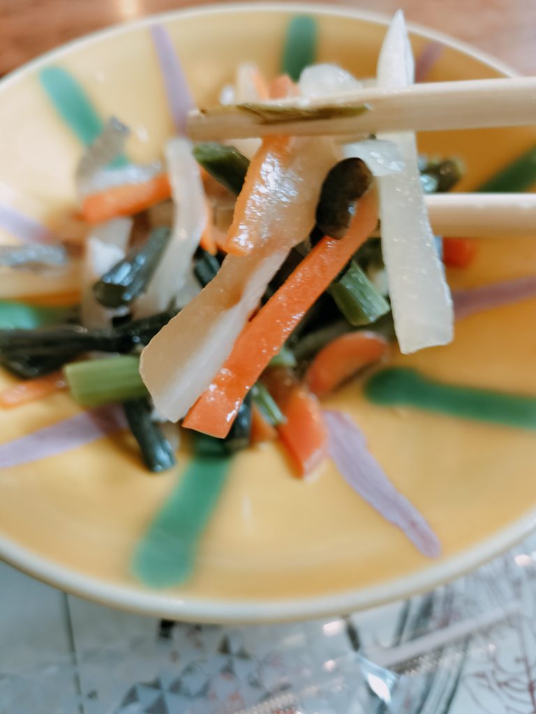 ラ・フォーレ栗駒メニュー稲庭きのこ山菜うどんの小鉢