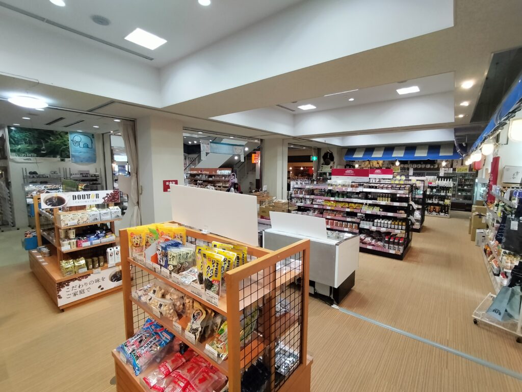 【秋田県にかほ市】道の駅象潟 ねむの丘 物産館 館内