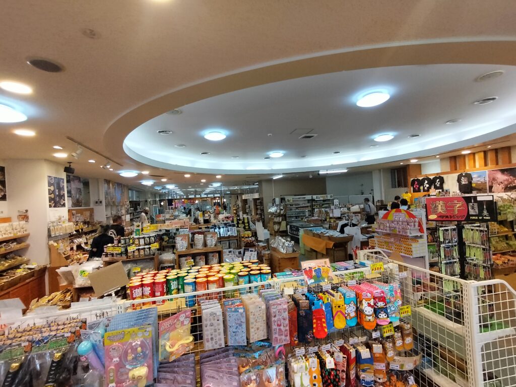 【秋田県にかほ市】道の駅象潟 ねむの丘 物産館 館内