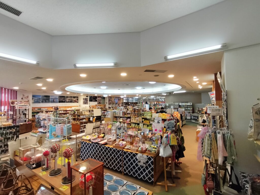 【秋田県にかほ市】道の駅象潟 ねむの丘 物産館 館内