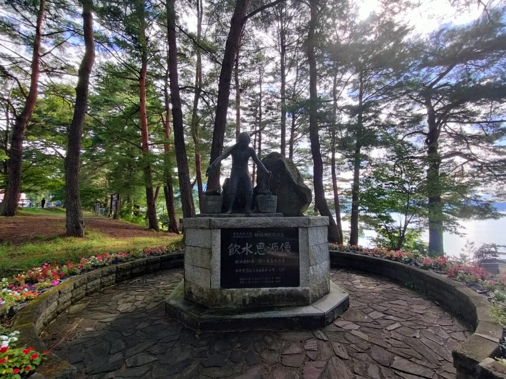 【秋田県仙北市】田沢湖 白浜湖畔 飲水思源像