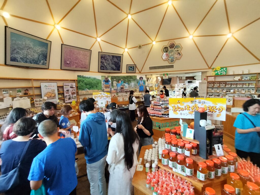 【秋田県仙北市】田沢湖 山のはちみつ屋 店内