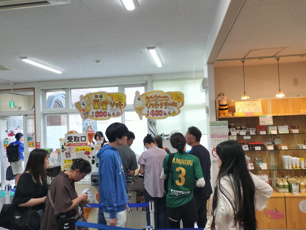 【秋田県仙北市】田沢湖 山のはちみつ屋 ソフトクリーム行列