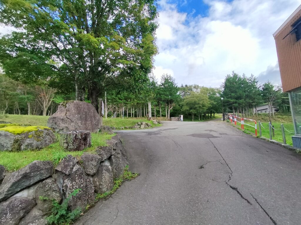 【秋田県仙北市】田沢湖 露天風呂 水沢温泉 駐車場入口