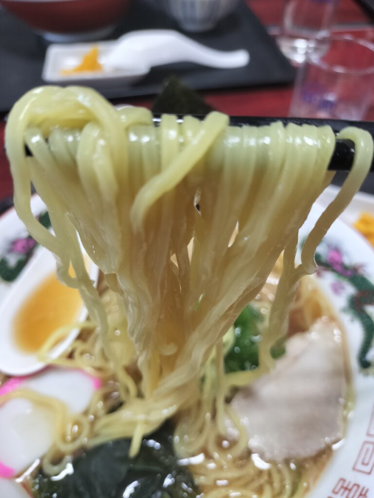 【秋田県由利本荘市】道の駅東由利・黄桜の里・ぷれっそ店内の田吾作百笑ラーメン麺リフトアップ