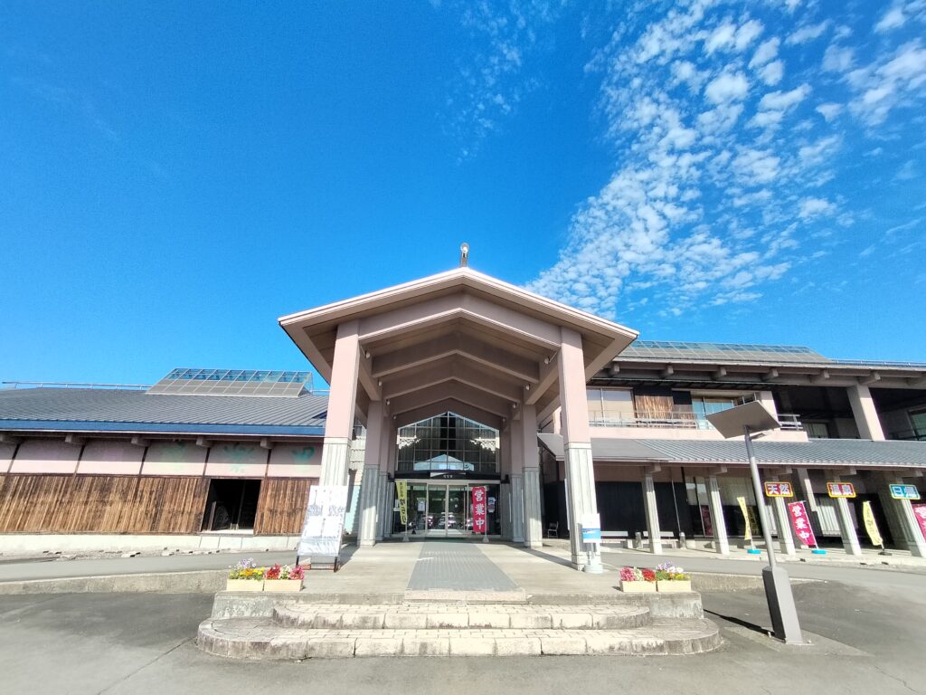【秋田県由利本荘市】道の駅東由利・黄桜の里・湯楽里外観入口