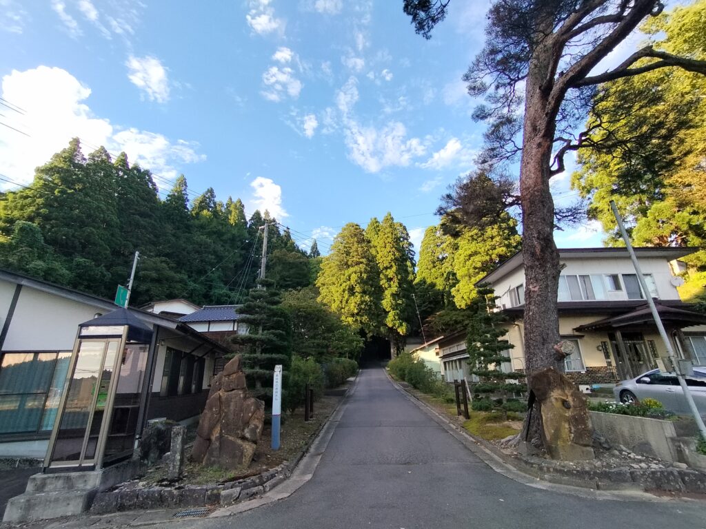 【秋田県由利本荘市】長谷寺:赤田の大仏 上り口