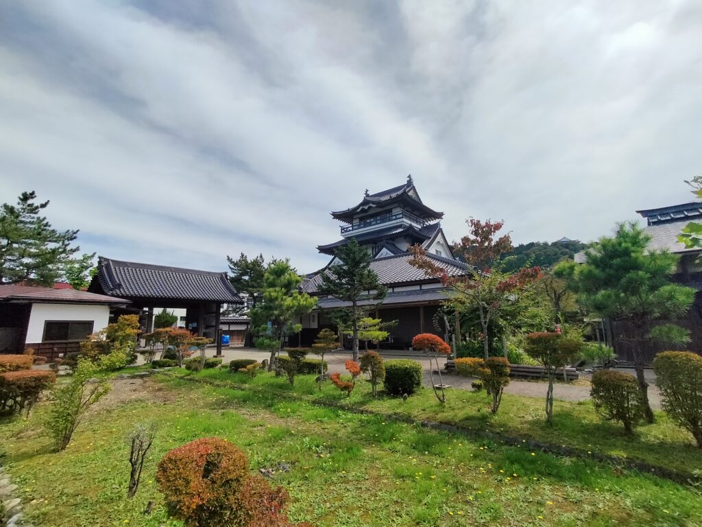 【秋田県由利本荘市】岩城 天鷺村 施設内庭園から望む天鷺城