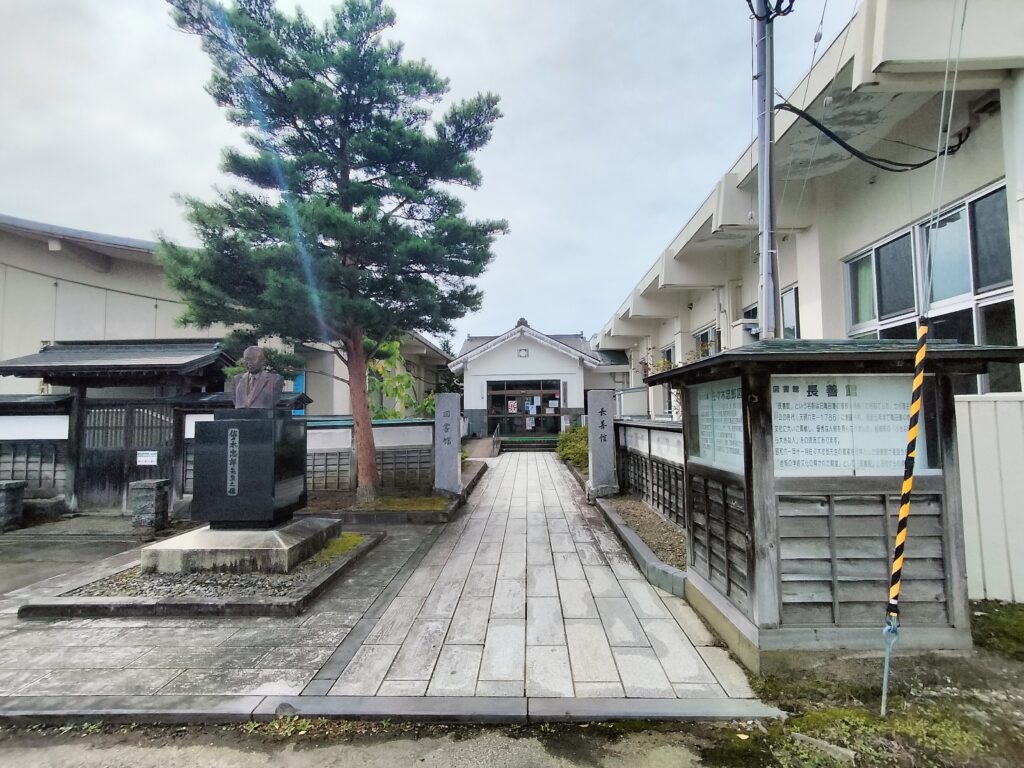 【秋田県由利本荘市】岩城 天鷺村 佐々木忠郎図書館 入口