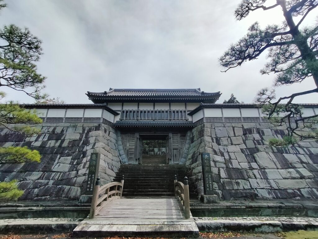 【秋田県由利本荘市】岩城 天鷺村 亀田城 正門入口
