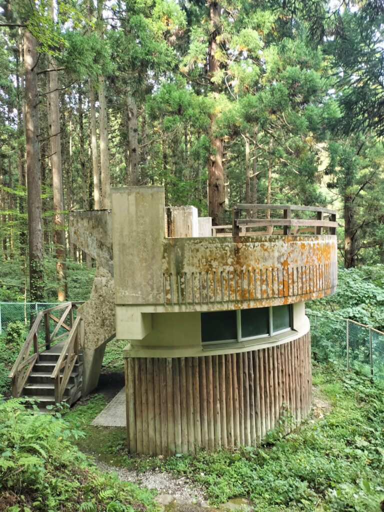 【秋田県由利本荘市】岩城 亀田不動滝 展望台外観