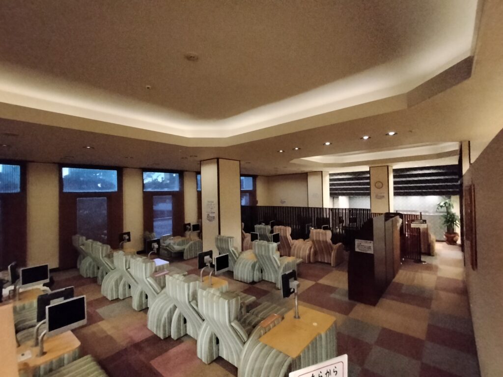 【秋田県秋田市】天然温泉 スーパー健康ランド「華のゆ」2階「寝心」