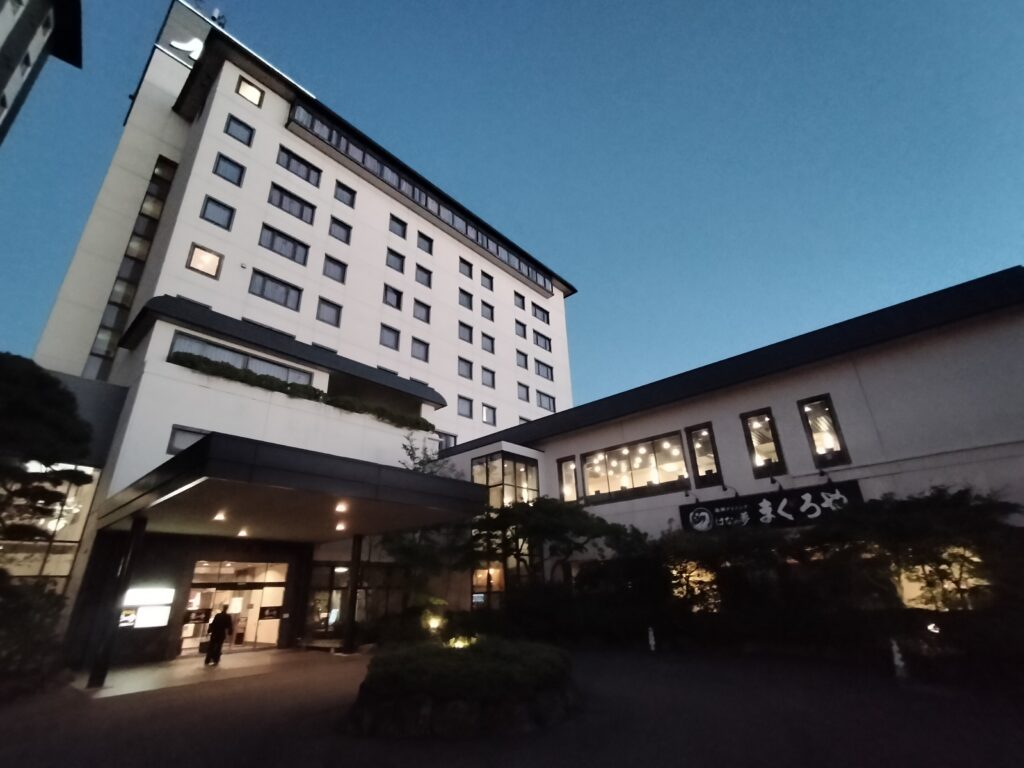 【秋田県秋田市】天然温泉 スーパー健康ランド「華のゆ」夜の外観
