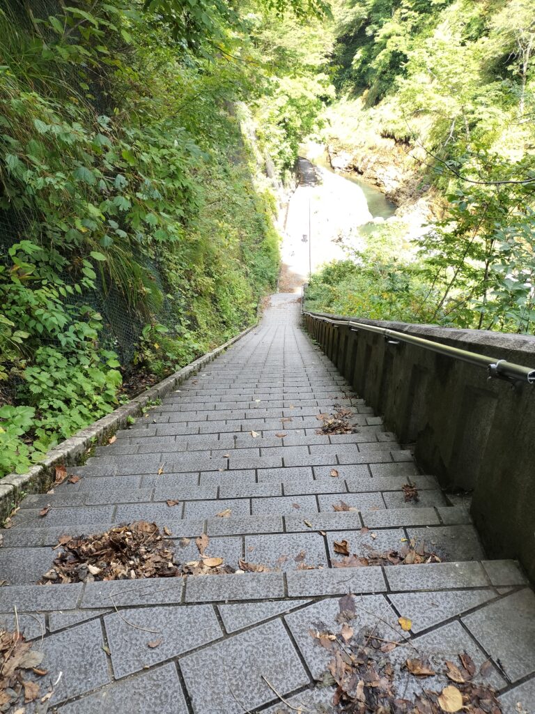 【秋田県湯沢市】皆瀬 小安峡温泉大噴湯遊歩道急勾配の階段