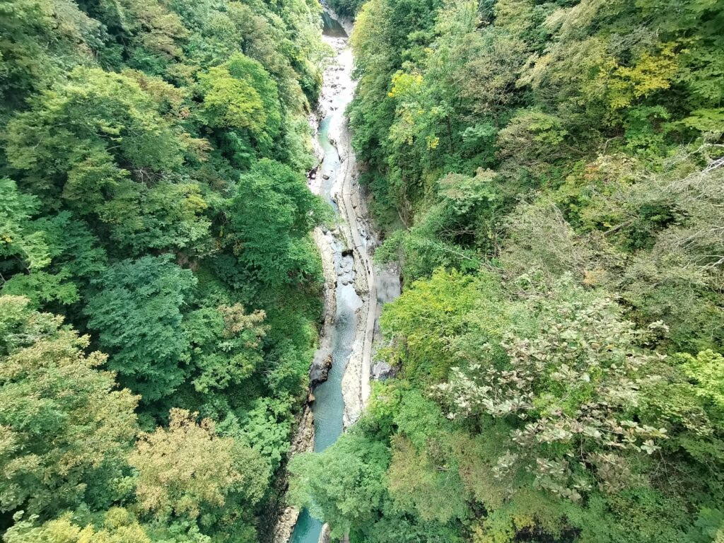 【秋田県湯沢市】皆瀬 小安峡温泉大噴湯河原湯橋からの渓谷