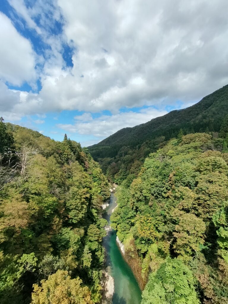 【秋田県湯沢市】皆瀬 小安峡温泉大噴湯河原湯橋からの渓谷