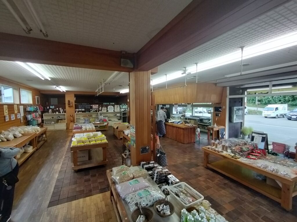【秋田県湯沢市】皆瀬 小安峡温泉大噴湯兼子商店店内
