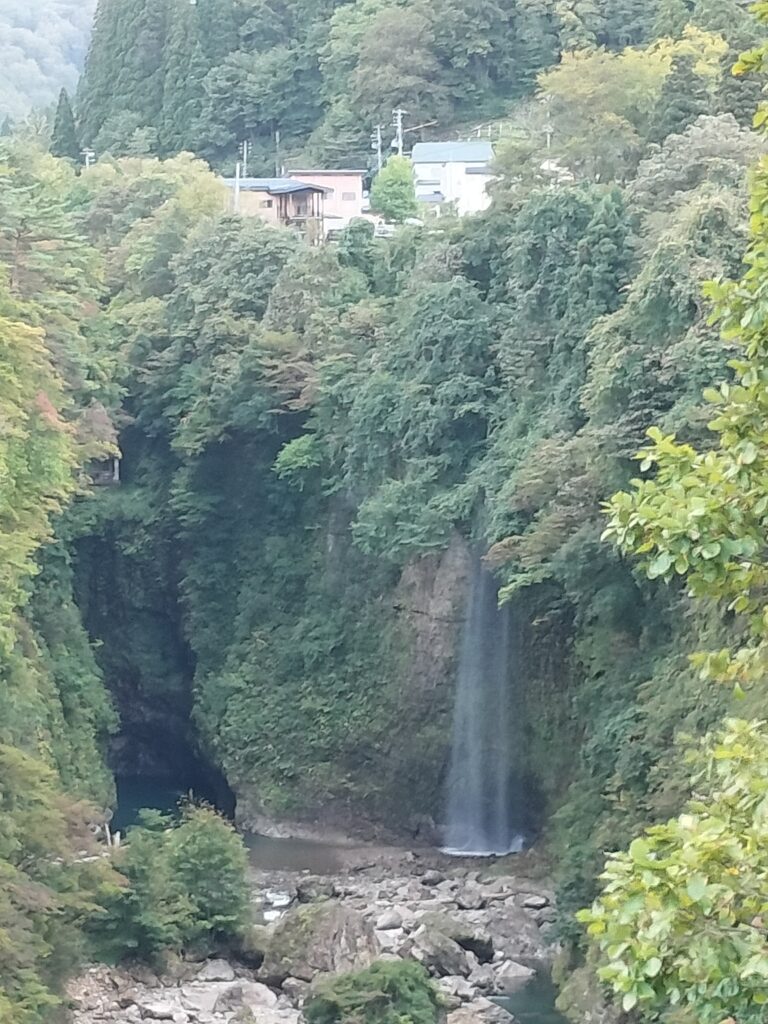 【秋田県湯沢市】皆瀬 小安峡温泉大噴湯兼子商店休憩スペースから望む滝