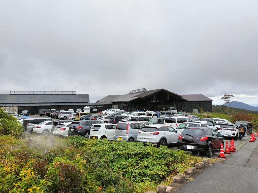 【秋田県東成瀬村】栗駒山荘前の駐車場